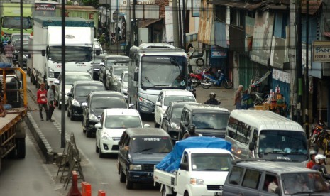 Sejumlah kendaraan pemudik berjalan pelan saat melintas di jalur Pantura, Tegal, Jawa Tengah, Minggu (18/6). Menurut Satlantas Polresta Tegal, pada H-7 Lebaran, arus lalu lintas pemudik yang melintas di jalur Pantura meningkat hingga 40 persen atau naik 10 persen dibandingkan H-8.