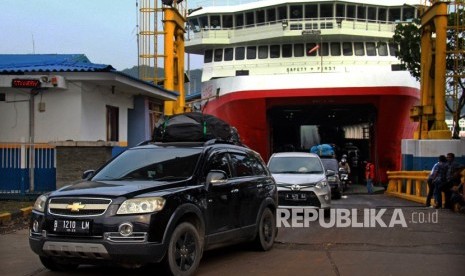 Sejumlah kendaraan pemudik dari Sumatera meninggalkan kapal roro di Pelabuhan Merak, Cilegon, Banten, Ahad (9/6/2019). 