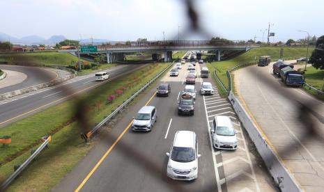 Sejumlah kendaraan pemudik melaju di Jalan Tol Palimanan-Kanci, Cirebon, Jawa Barat, Rabu (27/4/2022). Uji coba sistem ganjil genap di Jalan Tol Trans-Jawa dilanjutkan hingga Gerbang Tol Kalikangkung untuk mengantisipasi peningkatan kendaraan yang akan berdampak perlambatan hingga kemacetan panjang pada arus mudik Lebaran 2022.