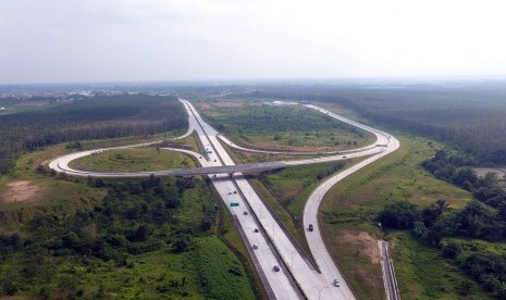 Sejumlah kendaraan  melintas di jalan tol Trans Sumatera Bakauheni-Terbanggi Besar, di Desa Sababalau Lampung Selatan, Lampung.