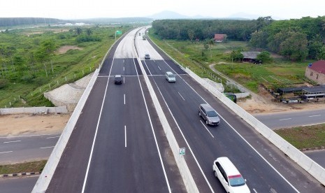 Sejumlah kendaraan melintas di jalan tol Trans Sumatera Bakauheni-Terbanggi Besar, di Desa Sababalau Lampung Selatan, Lampung, Kamis (30/5/2019).