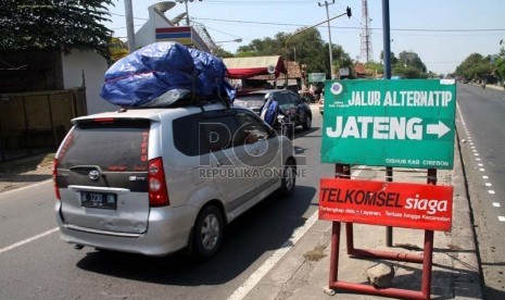  Sejumlah kendaraan pemudik melintas di jalur pantura, Jatipura, Susukan, Cirebon, Jawa Barat, Jumat (2/8).    (Republika/ Yasin Habibi)