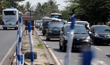  Sejumlah kendaraan pemudik melintas di jalur pantura, Jatipura, Susukan, Cirebon, Jawa Barat, Jumat (2/8).    (Republika/ Yasin Habibi)