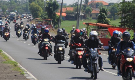 Sejumlah kendaraan pemudik melintas di jalur Pantura, Losarang, Indramayu, Jawa Barat, Sabtu (2/7). Memasuki H-4 Lebaran, arus mudik di jalur Pantura dipadati kendaraan roda dua.