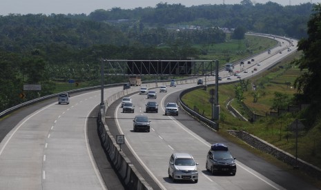 Sejumlah kendaraan pemudik melintasi ruas tol Bawen-Salatiga di Kabupaten Semarang, Jawa Tengah, Kamis (30/5/2019).