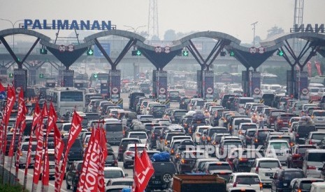 Sejumlah kendaraan pemudik memadati gerbang tol Cipali-Palimanan, Cirebon, Jawa Barat (ilustrasi)