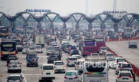 Sejumlah kendaraan pemudik memadati gerbang tol Cipali-Palimanan, Cirebon, Jawa Barat, Kamis (22/6). 