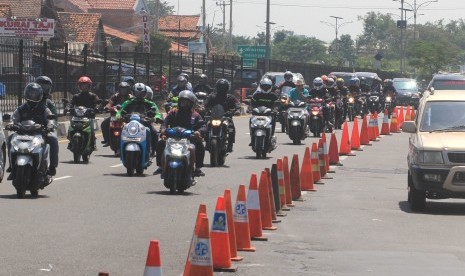 Sejumlah kendaraan pemudik memadati jalur pantura Palimanan, Cirebon, Jawa Barat.