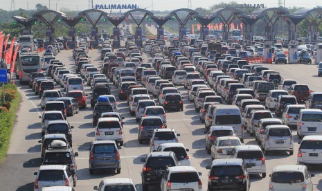 Sejumlah kendaraan pemudik memadati pintu gerbang tol Cipali, Palimanan, Cirebon, Jawa Barat. (ilustrasi).