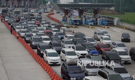 Sejumlah kendaraan pemudik memadati ruas gerbang tol Cipali-Palimanan, Cirebon, Jawa Barat, Kamis (22/6).