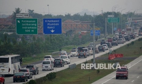 Sejumlah kendaraan memadati ruas tol Cipali-Palimanan, Cirebon, Jawa Barat. ilustrasi