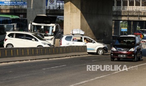 Sejumlah kendaraan pemudik menerobos pembatas jalan di ruas jalan tol Cikarang Utama, Jawa Barat, Minggu (9/6/2019).