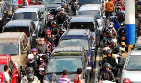    Sejumlah kendaraan pemudik menunggu kedatangan kapal roro di Pelabuhan Merak, Banten, kamis (16/8).(Agung Supriyanto/Republika)