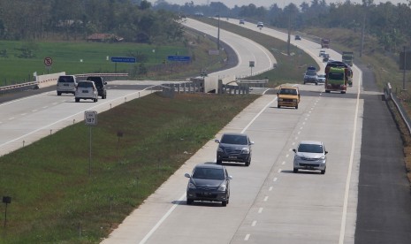 Sejumlah kendaraan pemudik mulai melintasi jalur tol Cipali, Cirebon, Jawa Barat, Kamis (9/7). 