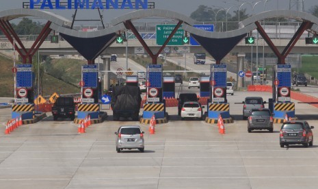 Sejumlah kendaraan pemudik mulai melintasi jalur tol Cipali, Cirebon, Jawa Barat, Kamis (9/7). 