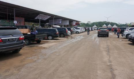 Sejumlah kendaraan pemudik parkir di rest area fungsional di tol Trans Jawa saat arus mudik Lebaran (ilustrasi) 