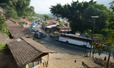 Sejumlah kendaraan pemudik terjebak kemacetan di jalur Nagrek -Limbangan jelang pelaksanaan one way, Jawa Barat, Selasa (14/7).   (Republika/Rakhmawaty La'lang)