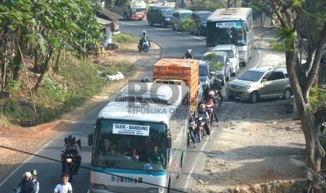 Sejumlah kendaraan pemudik terjebak kemacetan di jalur Nagrek.