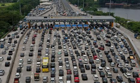 Sejumlah kendaraan pemudik terjebak kemacetan ketika hendak memasuki Gerbang Tol Cikampek Utama, Purwakarta, Jawa Barat. Mesin mobil over heat adalah kondisi dimana suhu mesin terlalu tinggi jauh di atas suhu optimal mesin. Perjalanan jauh bisa jadi salah satu penyebabnya.Berikut yang harus dilakukan saat kendaraan