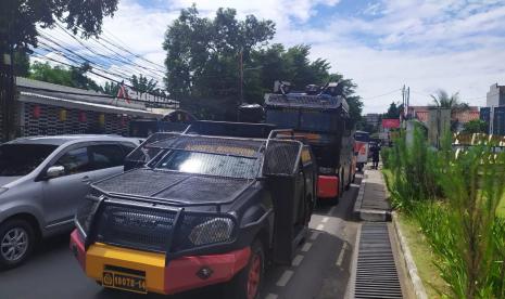 Sejumlah kendaraan penghalau massa terpantau bersiaga di PN Jaksel jelang sidang Praperadilan HRS, Senin (4/1). 