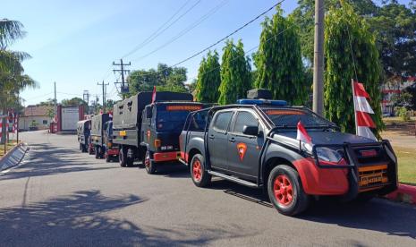  Sejumlah kendaraan personel pengamanan yang terdiri dari jihandak dan K9 Brimob Polda Jawa Tengah bersiaga di halaman Padma Hotel Semarang untuk melakukan sterilisasi lokasi penyelenggaraan Pertemuan Menteri Ekonomi ASEAN (AEM) ke-55 di Semarang, Rabu (16/8).