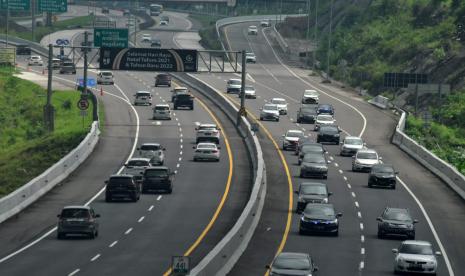 Sejumlah kendaraan pribadi bernomor polisi Jawa Barat dan DKI Jakarta terpantau melintas di ruas tol Semarang- Solo. PT Trans Marga Jateng sebagai pengelola ruas Tol Semarang-Solo bakal memberlakukan sistem buka tutup di akses keluar masuk gerbang Tol Bawen di Kabupaten Semarang.