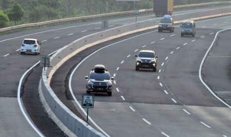 Sejumlah kendaraan pribadi berplat nomor luar Jawa Tengah mulai terpantau melintas di ruas tol Semarang- Surakarta, di KM 423 wilayah Banyumanik, Kota Semarang, Senin (27/5). 