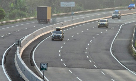 Sejumlah kendaraan pribadi berplat nomor luar Jawa Tengah mulai terpantau melintas di ruas tol Semarang- Surakarta, di KM 423 wilayah Banyumanik, Kota Semarang, Senin (27/5).