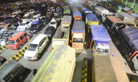 Sejumlah kendaraan pribadi, bus dan truk yang akan menyeberang ke Merak, Banten, mengantre di kantong parkir Dermaga V Pelabuhan Bakauheni, Lampung, Selasa (21/7) dini hari. 