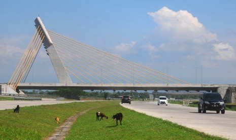 Sejumlah kendaraan pribadi melintas di Jalan Tol Solo-Kertosono wilayah Sawahan, Ngemplak, Boyolali, Jawa Tengah. ilustrasi 