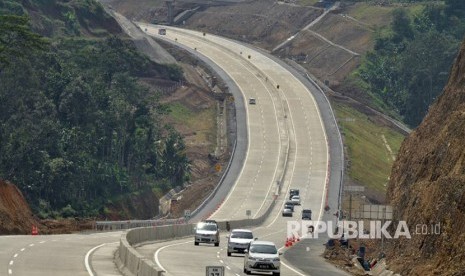 Sejumlah kendaraan pribadi melintas di KM 37+200 ruas tol fungsional Bawen-Salatiga, arah gerbang tol Salatiga, Selasa (20/6). Arus lalu lintas di ruas tol fungsional ini cenderung masih lengang.