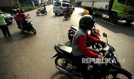 Sejumlah kendaraan roda dua bersiap menyeberang secara tidak beraturan di jalur Pantura, Tegal, Jawa Tengah, Jumat (8/6).