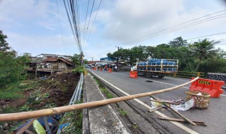  Sejumlah kendaraan roda empat atau lebih melintas di jembatan yang berada di Jalan Ahmad Yani, Kecamatan Tawang, Kota Tasikmalaya, Kamis (22/9/2022). Padahal, jembatan itu sementara hanya bisa dilalui kendaraan roda dua.