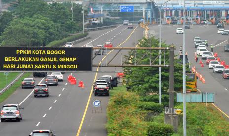 Sejumlah kendaraan roda empat keluar Gerbang Tol Bogor saat pemberlakuan aturan ganjil-genap di Tanah Baru, Kota Bogor, Jawa Barat, Sabtu (13/2/2021). Jumlah kendaraan roda empat yang masuk ke Kota Bogor melalui pintu keluar Gerbang Tol Bogor mengalami penurunan sejak diberlakukan aturan ganjil genap pada akhir pekan lalu sebanyak 8.082 kendaraan, sementara kendaraan roda empat yang diputar balik sebanyak 736 kendaraan.