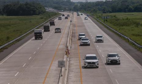 Sejumlah kendaraan roda empat melintas di jalan tol. Jasa Marga mencatat 355 ribu kendaraan meninggalkan Jabotabek saat awal libur panjang