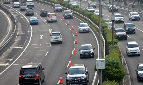 Sejumlah kendaraan roda empat melintas di ruas jalan Tol Dalam Kota ketika diberlakukan uji coba contra flow atau lawan arus (ilustrasi)