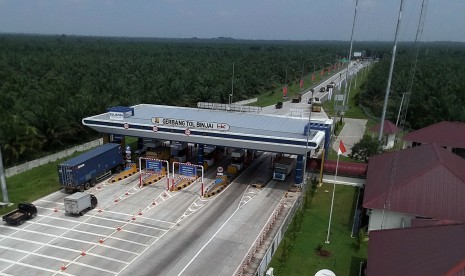 Sejumlah kendaraan roda empat memasuki dan keluar di pintu Jalan Tol Medan-Binjai, Kota Binjai, Sumatera Utara.