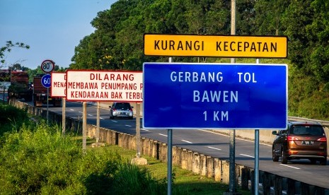 Sejumlah kendaraan roda empat memasuki Gerbang Tol Bawen yang dikelola PT Trans Marga Jateng (persero) di Kabupaten Semarang, Jawa Tengah, Selasa (28/5/2019).