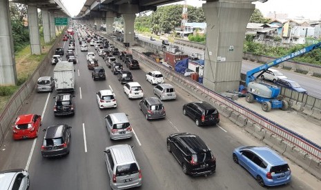 Sejumlah kendaraan sedang melintas di Jalan Tol Jakarta-Cikampek (Japek) menuju arah timur di KM 14, Bekasi. ilustrasi