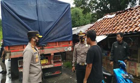 Sejumlah kendaraan sumbu tiga yang hendak melintas Jalur Gentong, Kabupaten Tasikmalaya, dihentikan aparat kepolisian, Ahad (3/1