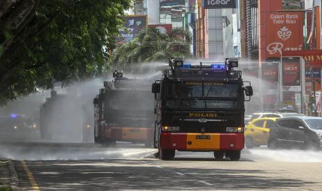 Sejumlah kendaraan taktis Armoured Water Canon (AWC) Polda Riau dan Polresta Pekanbaru melakukan penyemprotan desinfektan di Jalan Sudirman Pekanbaru, Riau, Senin (3/5/2021). Penyemprotan disinfektan dilakukan disejumlah ruas jalan di Kota Pekanbaru guna mencegah meluasnya penularan COVID-19 yang semakin meningkat di kota tersebut.