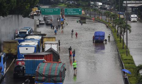 Sejumlah kendaraan terjebak banjir di ruas Tol TB Simatupang, Jakarta, Sabtu (20/2). Banjir yang disebabkan oleh tingginya curah hujan tersebut menyebabkan kemacetan panjang di ruas tol tersebut.