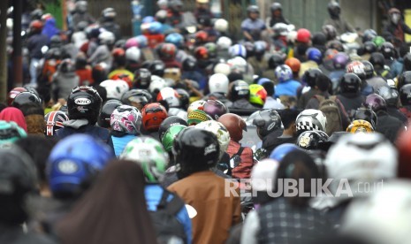 Sejumlah kendaraan terjebak kemacatan saat penerapan one way di Jalan Sasak Beusi, Kecamatan Limbangan, Kabupaten Garut, Jumat (23/6). 