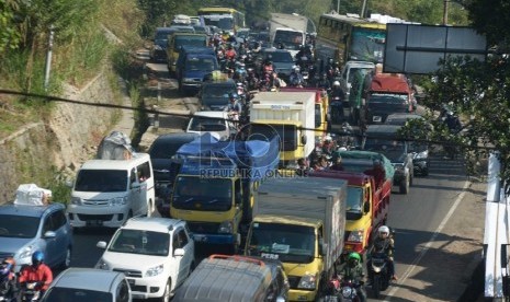 Sejumlah kendaraan terjebak kemacetan akibat peningkatan volume kendaraan di jalur selatan Jabar lintas Nagreg, Jawa Barat, Rabu (15/7).