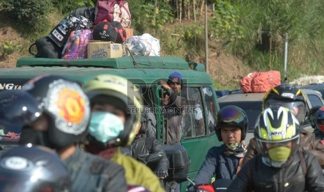 Sejumlah kendaraan terjebak kemacetan akibat peningkatan volume kendaraan di jalur selatan Jabar lintas Nagreg, Jawa Barat, Rabu (15/7).