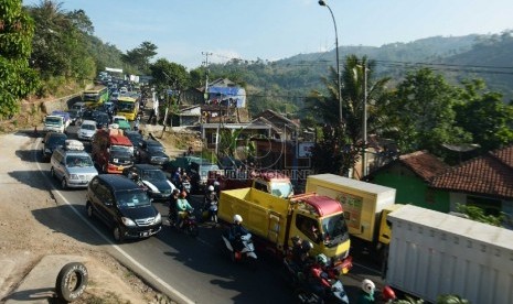 Sejumlah kendaraan terjebak kemacetan akibat peningkatan volume kendaraan di jalur selatan Jabar lintas Nagreg, Jawa Barat, Rabu (15/7). 