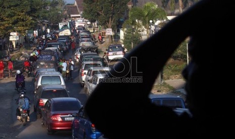  Sejumlah Kendaraan terjebak kemacetan cukup parah saat arus balik di Jl Raya Baru Kadungora, Kab Garut, Jawa Barat, Ahad (11/8).   (Republika/Adhi Wicaksono)