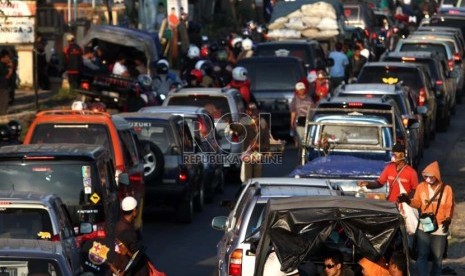  Sejumlah Kendaraan terjebak kemacetan cukup parah saat arus balik di Jl Raya Baru Kadungora, Kab Garut, Jawa Barat, Ahad (11/8).   (Republika/Adhi Wicaksono)