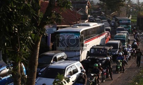  Sejumlah Kendaraan terjebak kemacetan cukup parah saat arus balik di Jl Raya Baru Kadungora, Kab Garut, Jawa Barat, Ahad (11/8).   (Republika/Adhi Wicaksono)