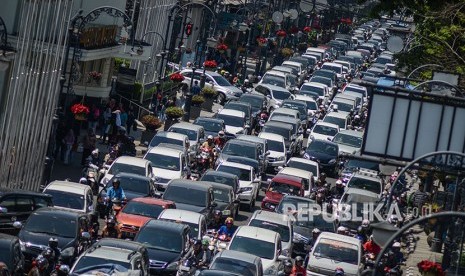 Sejumlah kendaraan terjebak kemacetan di Jalan Asia Afrika, Bandung, Jawa Barat, Kamis (10/5).